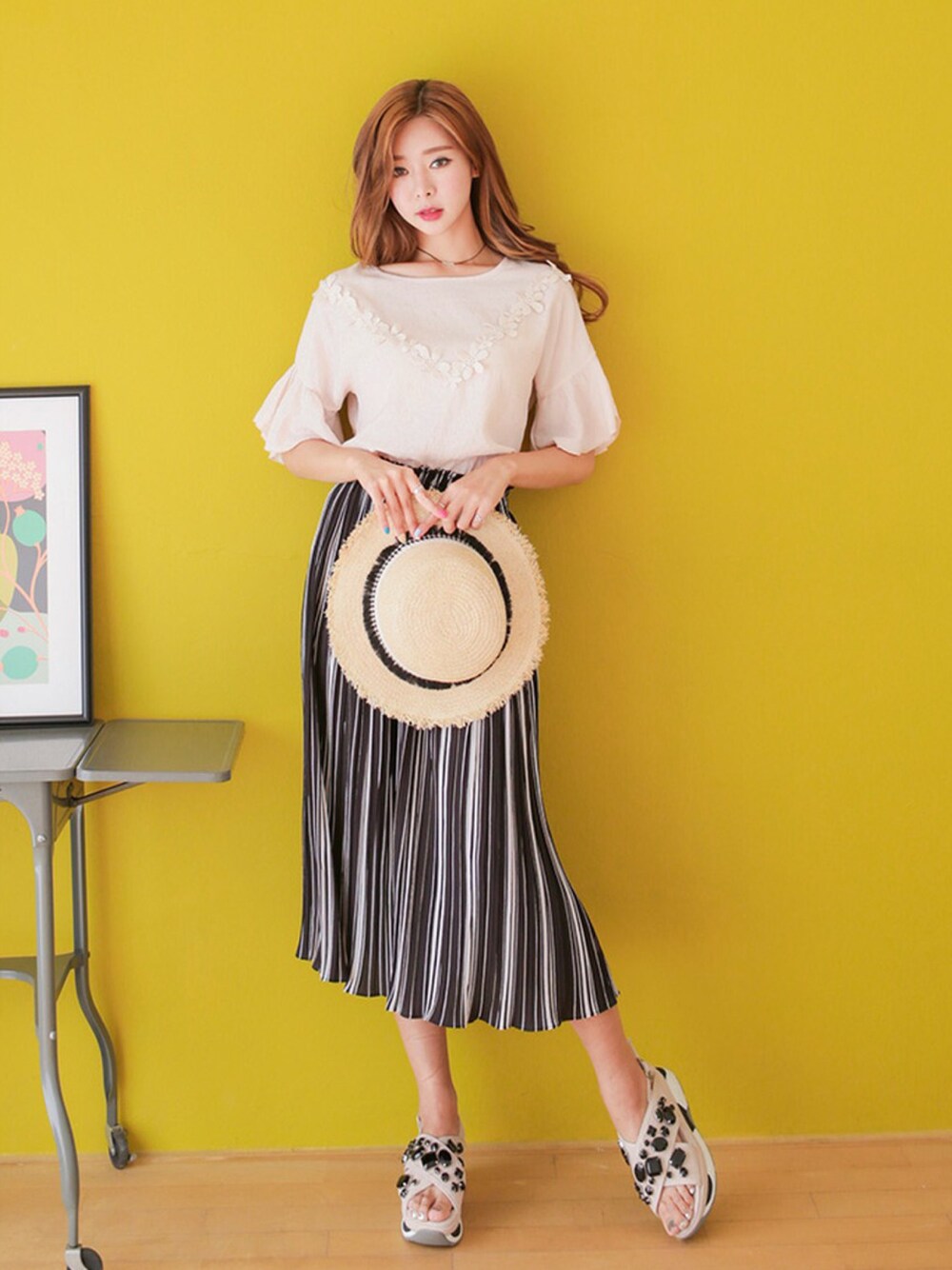 その他のTシャツ/カットソー、ゴールド系のサンダルを着用したレディースの夏コーディネートの1枚目の写真