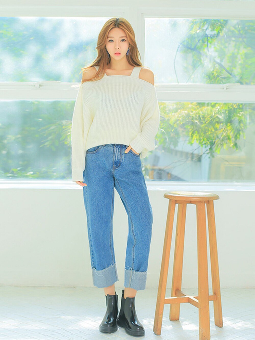 その他のシャツ/ブラウス、ホワイト系のデニムパンツ、ホワイト系のブーツを着用したレディースの秋コーディネートの1枚目の写真