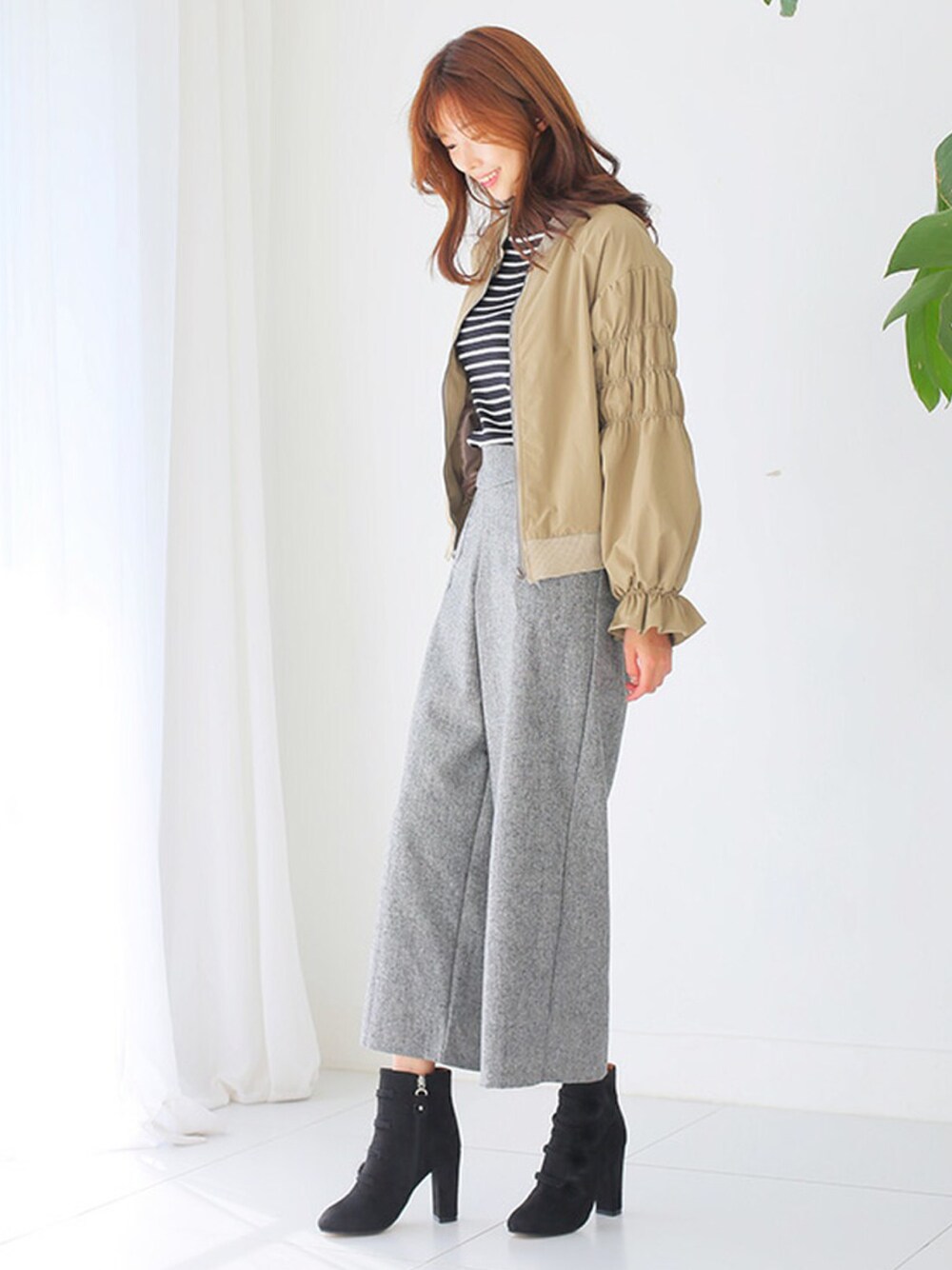 その他のブルゾン、ブラウン系のニット/セーター、その他のTシャツ/カットソーを着用したレディースの秋コーディネートの1枚目の写真