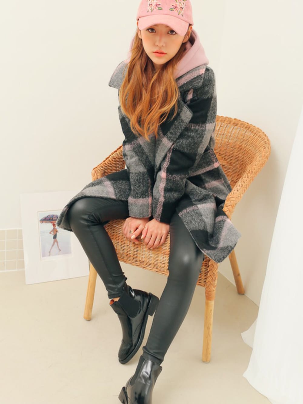 ブラック系のチェスターコート、その他のパーカー、ホワイト系のその他パンツを着用したレディースの秋コーディネートの1枚目の写真