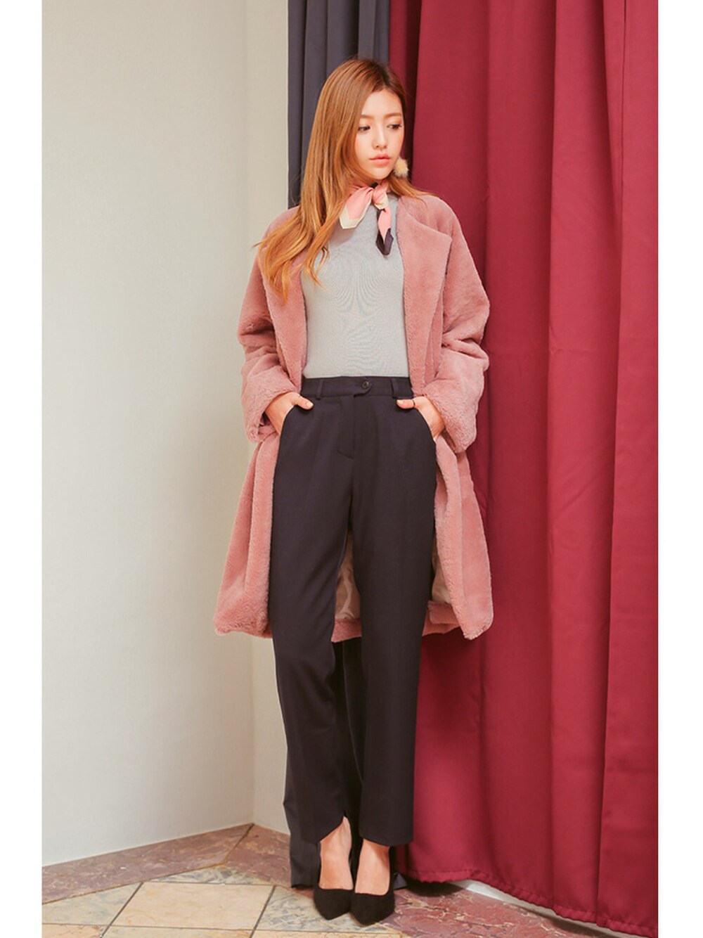 その他のカバーオール、その他のTシャツ/カットソー、ホワイト系のその他パンツを着用したレディースの秋コーディネートの1枚目の写真