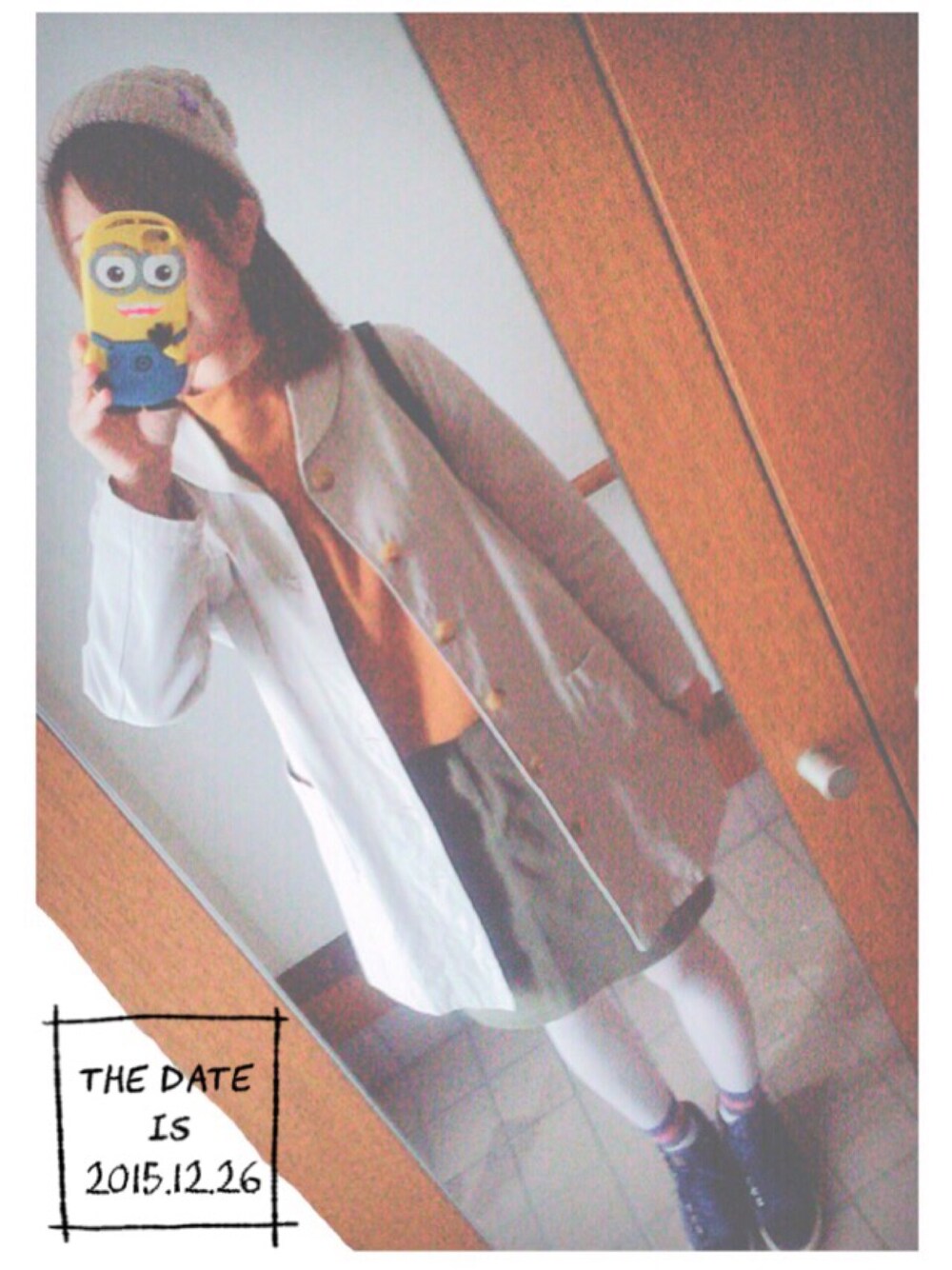 その他のジャケット/アウター、ブラウン系のトップス、グリーン系のスカートを着用したレディースの冬コーディネートの1枚目の写真