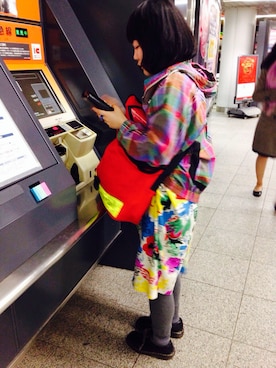 「アイテム（メッセンジャーバッグ、レッド系）」を使った、accoさん（レディース・157cm）の春コーディネート