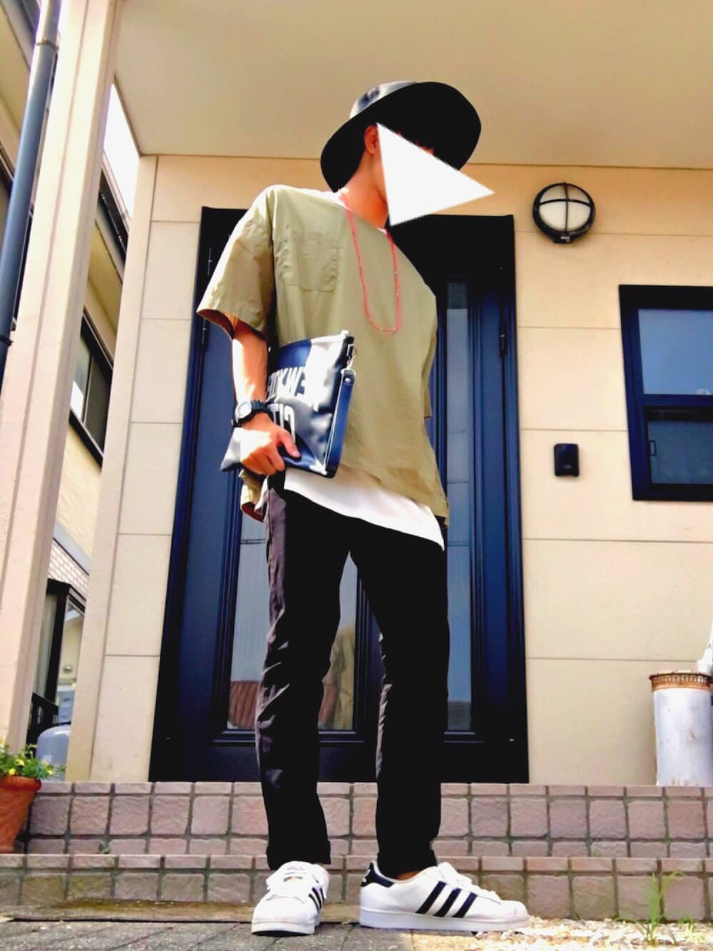 「きれいめカジュアル、ツバ広ハット、プルオーバーシャツ、WEGO、レイヤードスタイル、黒スキニー、adidas originals、カーキ、カジュアル、高校生」｜「WEGOのWEGO/ツバ広ハット（ハット、ブラック系）」を使った、おさゆうさん（メンズ・168cm）の夏コーディネートの1枚目の写真