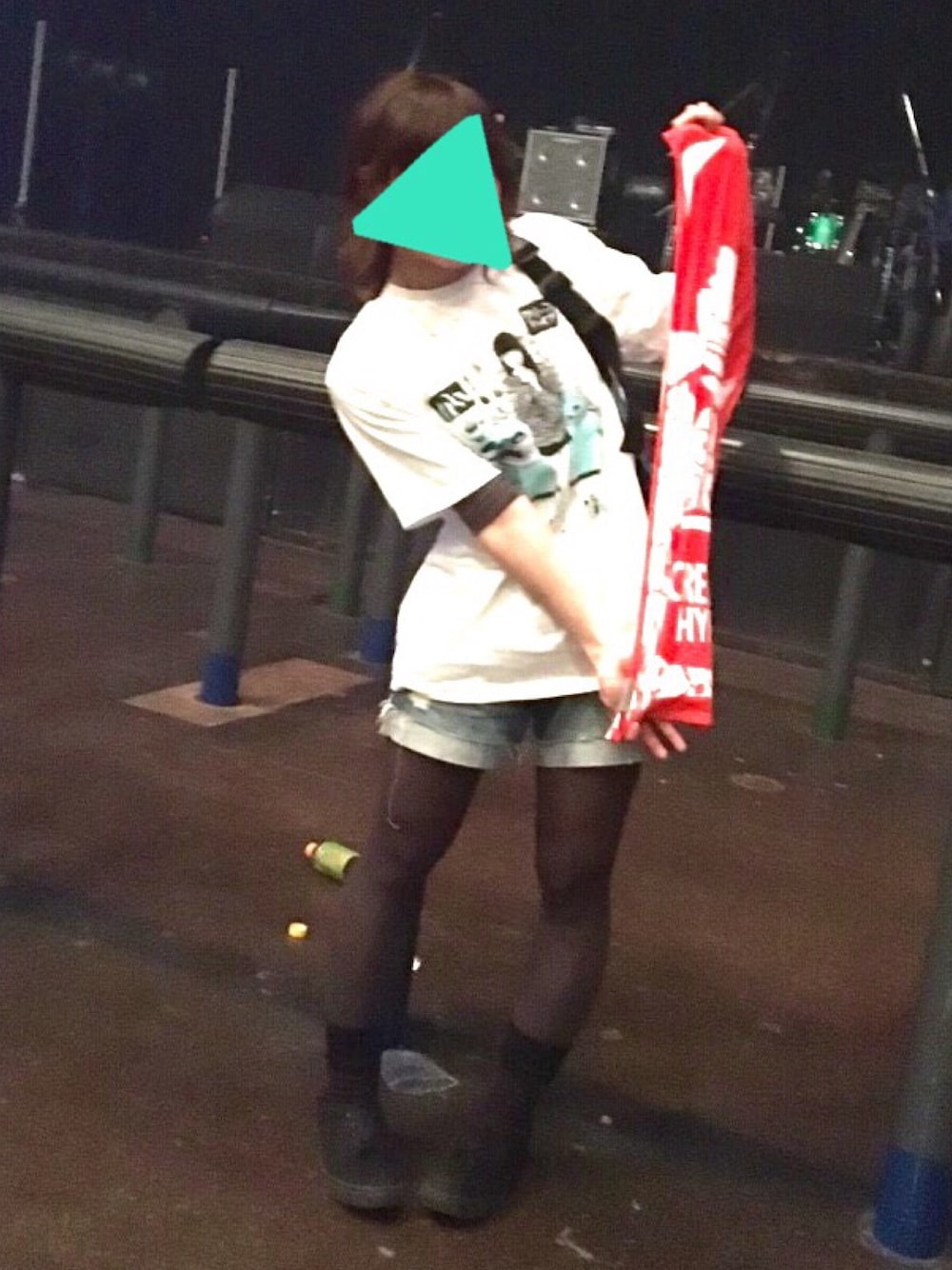 「クリープハイプ、ライブ、バンドT」｜「女子〜！Tシャツのアイテム（Tシャツ/カットソー、ホワイト系）」を使った、かおりさん（レディース・159cm）の冬コーディネートの1枚目の写真