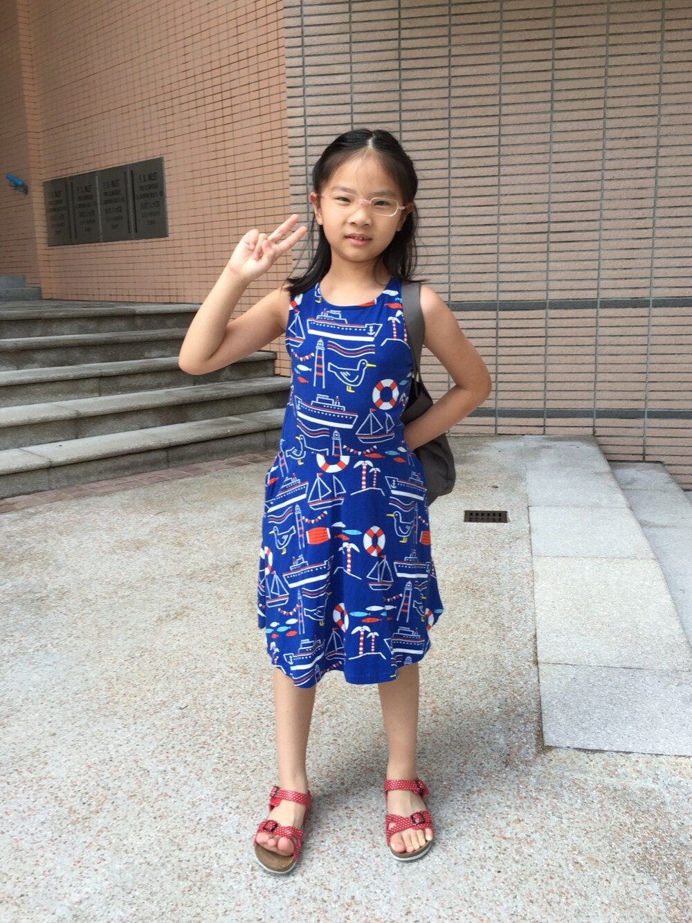 「Design T shirtのアイテム（ワンピース、ブルー系）」を使った、KYさん（キッズ・140cm）の夏コーディネートの1枚目の写真
