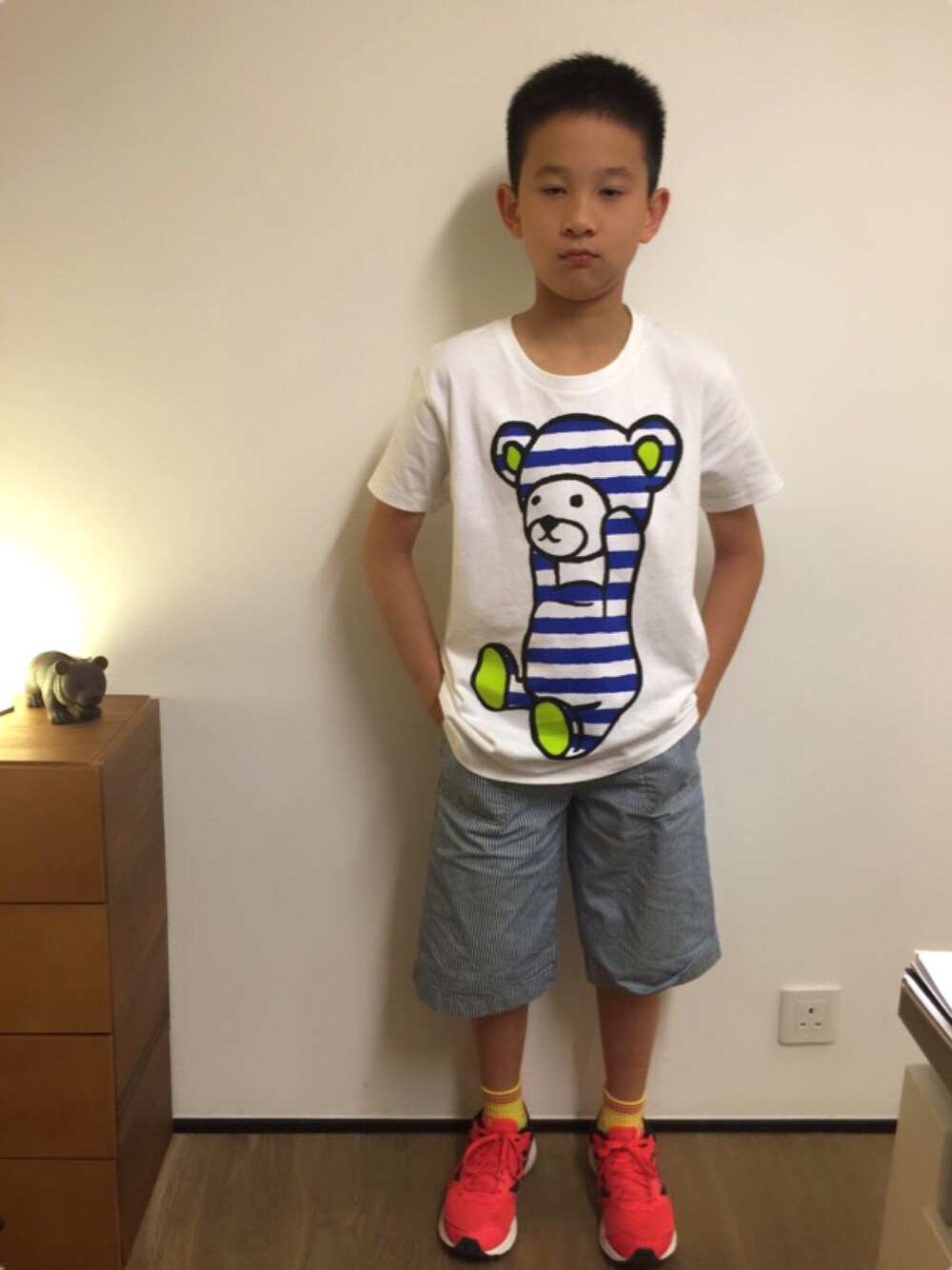 「Design Tshirt Storeのアイテム（Tシャツ/カットソー、ホワイト系）」を使った、KYさん（キッズ・141cm）の夏コーディネートの1枚目の写真