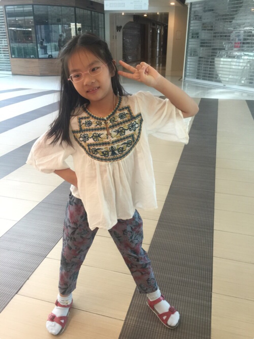 「ZARA KIDSのアイテム（シャツ/ブラウス、ホワイト系）」を使った、KYさん（キッズ・135cm）の秋コーディネートの1枚目の写真