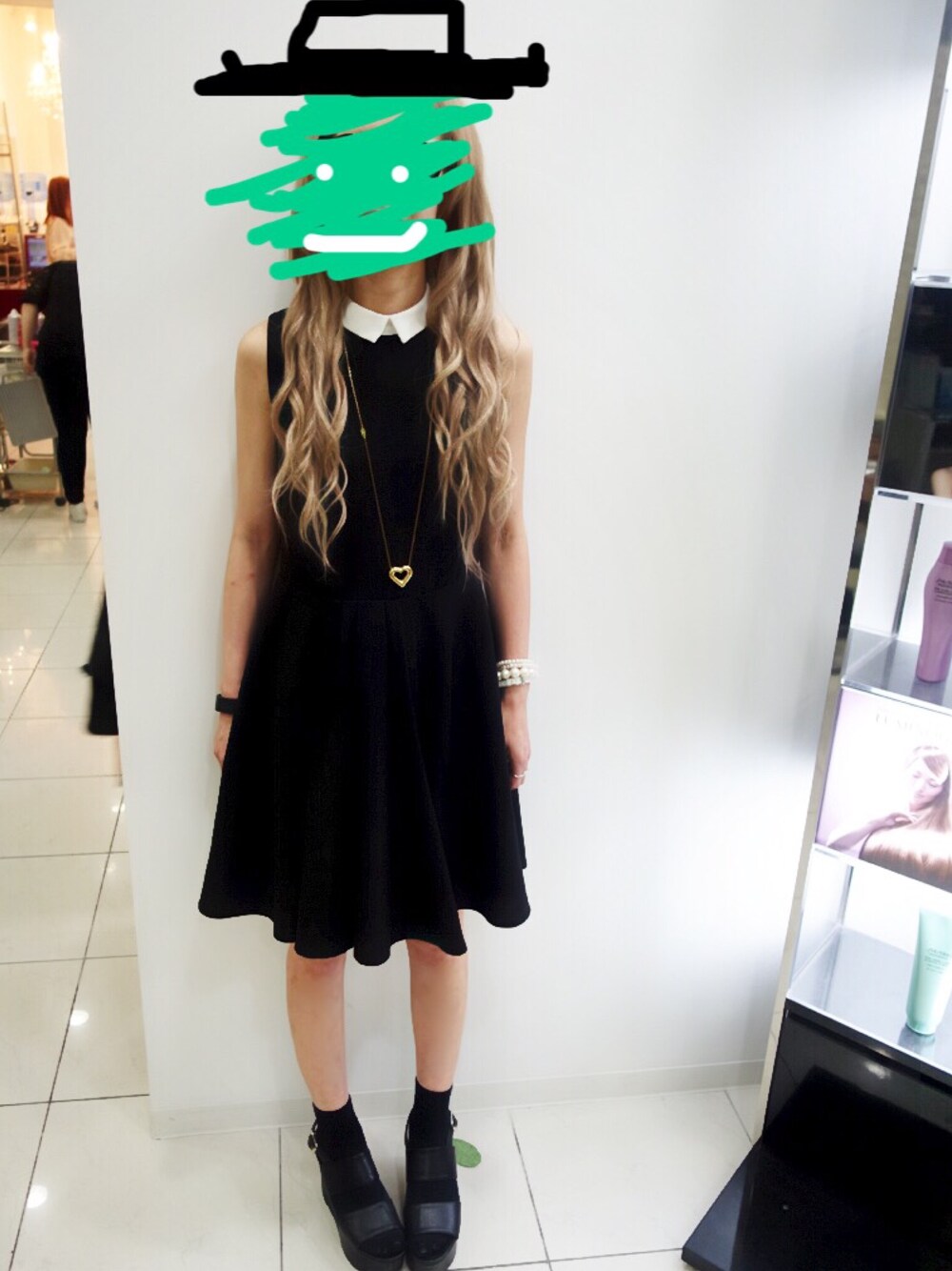 「美容室、早速外人に間違えられた、ブラック、一応清楚系、ワンピース、全身黒、グラサンしてたら何も見えない、髪の毛で差し色、Appleなう、あおたんありすぎて修正」｜「ENVYMのアイテム（ワンピース、ブラック系）」を使った、いちさん（レディース・155cm）の夏コーディネートの1枚目の写真