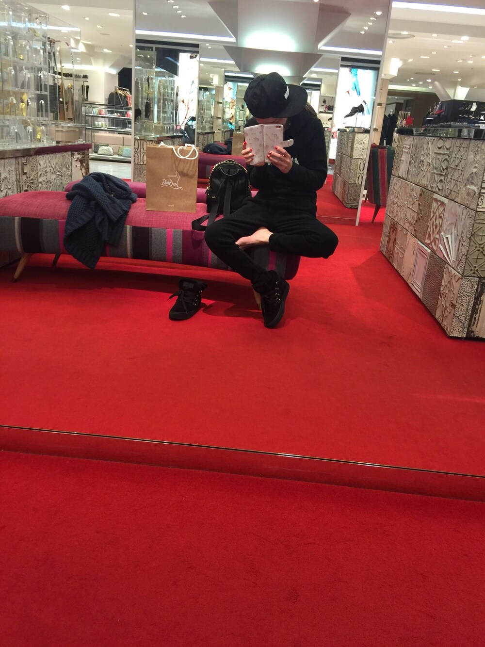 「ルブタン、勝負靴、おしゃれは足元から。、靴はいいものはきたい。、ご褒美、くつろぎすぎ？、ブラック、小僧のくせに、キャップ、帽子」｜「憧れの。のアイテム（パンプス、ブラック系）」を使った、いちさん（レディース・155cm）の秋コーディネートの1枚目の写真