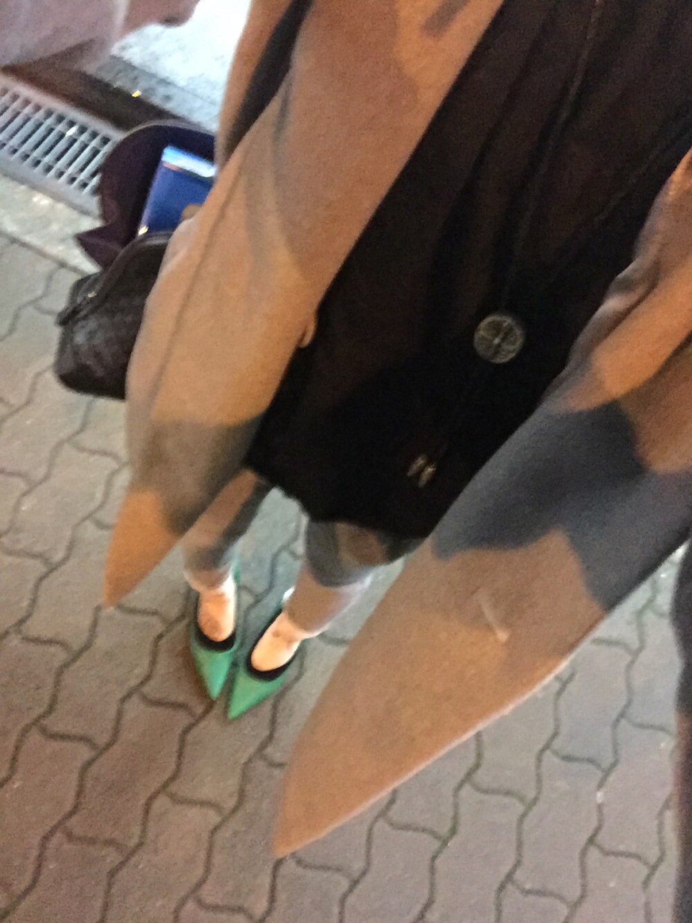 「適当、グレー、スエットパンツ、パンプス、バイブス、風邪対策中、ゆるコーデ、性格もゆるい、シンプル、ブラック」｜「マスクの箱のアイテム（その他、その他）」を使った、いちさん（レディース・155cm）の秋コーディネートの1枚目の写真