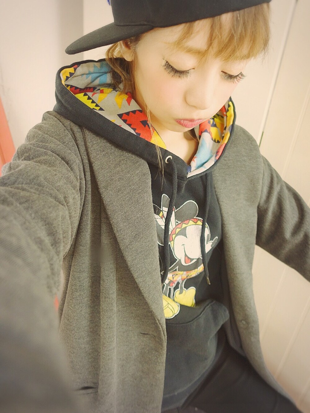 「暇人、てきとう、ナルシスト、自分大好き、ミッキー、パーカー、rodeo crowns、EMODA、ENVYM、黒」｜「おれやで？のアイテム（チャーム、ブラック系）」を使った、いちさん（レディース・155cm）の冬コーディネートの1枚目の写真