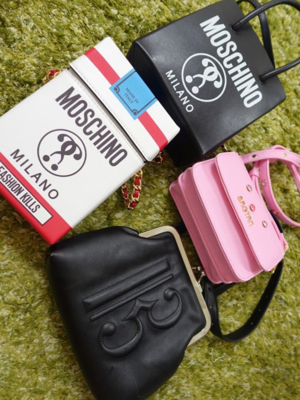 その他のショルダーバッグ、ピンク系のショルダーバッグ、ブラック系のショルダーバッグを着用したレディースの夏コーディネートの1枚目の写真