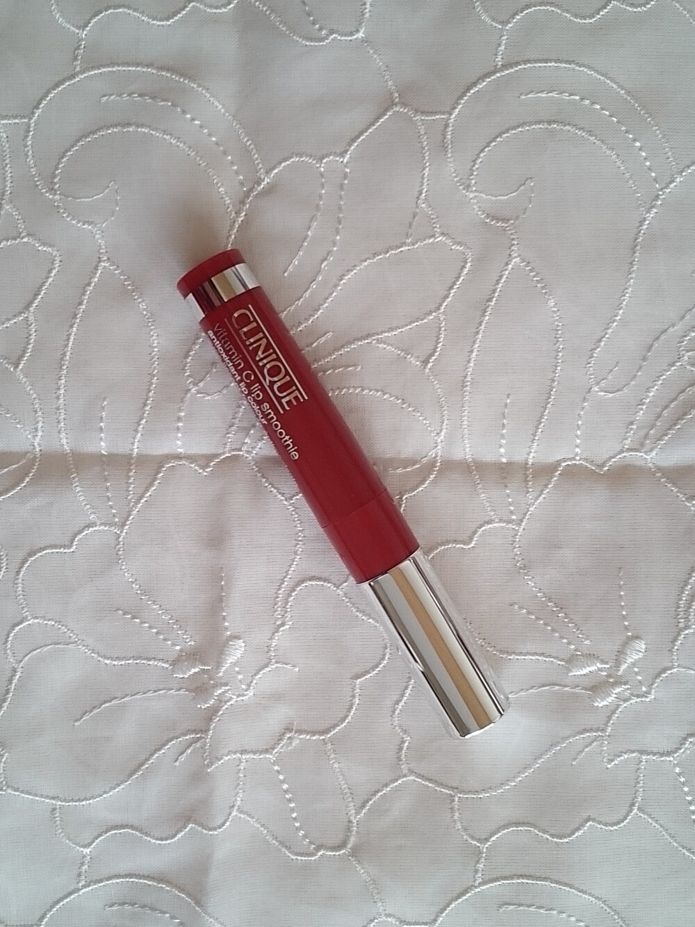 レッド系のファンデーションを着用したレディースの冬コーディネートの1枚目の写真