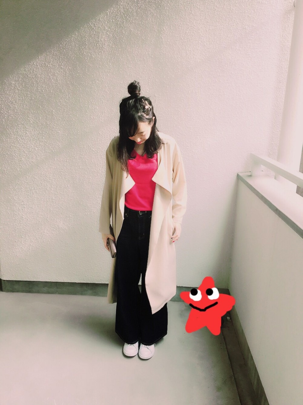 「赤、ワイドデニム、おだんごヘアー、スタンスミス、ドラフトMW」｜「mysty womanの【ポイント10倍】【mysty woman】ノーカラーロングコート（ジャケット/アウター、ベージュ系）」を使った、haaaru.さん（レディース・156cm）の夏コーディネートの1枚目の写真