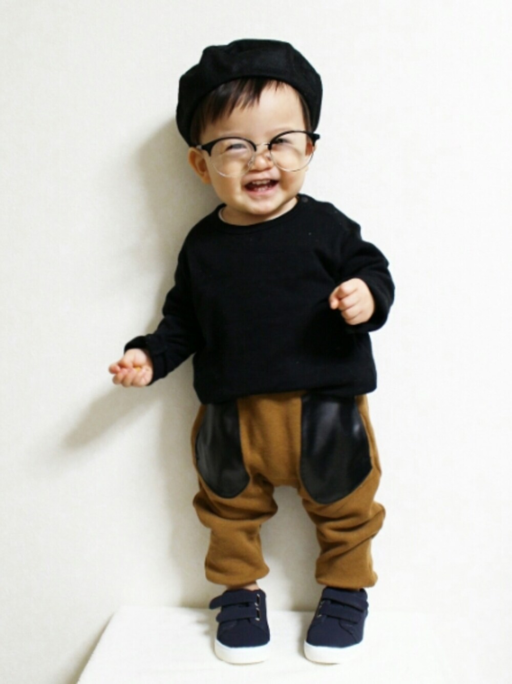 イエロー系のその他パンツ、ブラック系のTシャツ/カットソー、ブルー系のスニーカーを着用したキッズの秋コーディネートの1枚目の写真