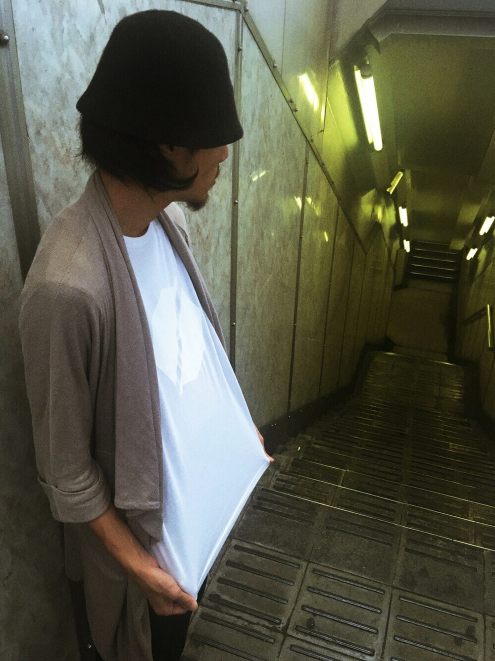 ベージュ系のカーディガン/ボレロ、ブラック系のその他パンツ、ホワイト系のTシャツ/カットソーを着用したメンズの秋コーディネートの1枚目の写真