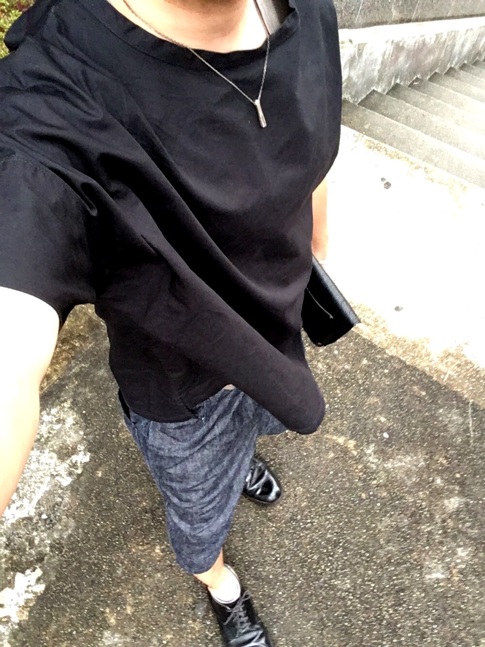 「BASISBROEKのアイテム（Tシャツ/カットソー、ブラック系）」を使った、MINOさん（メンズ・165cm）の夏コーディネートの1枚目の写真