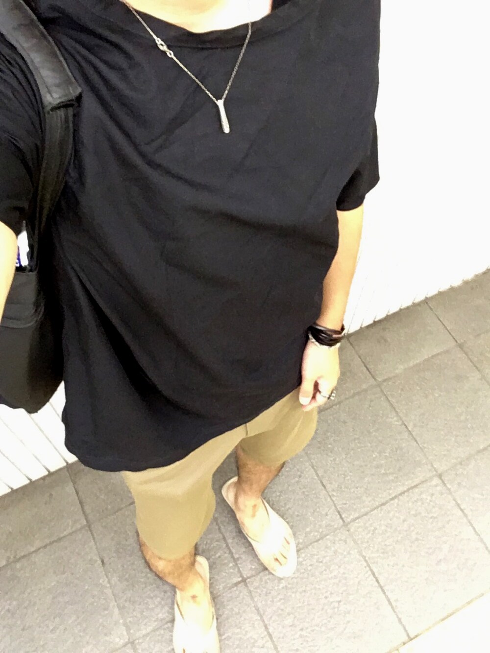 「BASISBROEKのアイテム（Tシャツ/カットソー、ブラック系）」を使った、MINOさん（メンズ・165cm）の夏コーディネートの1枚目の写真