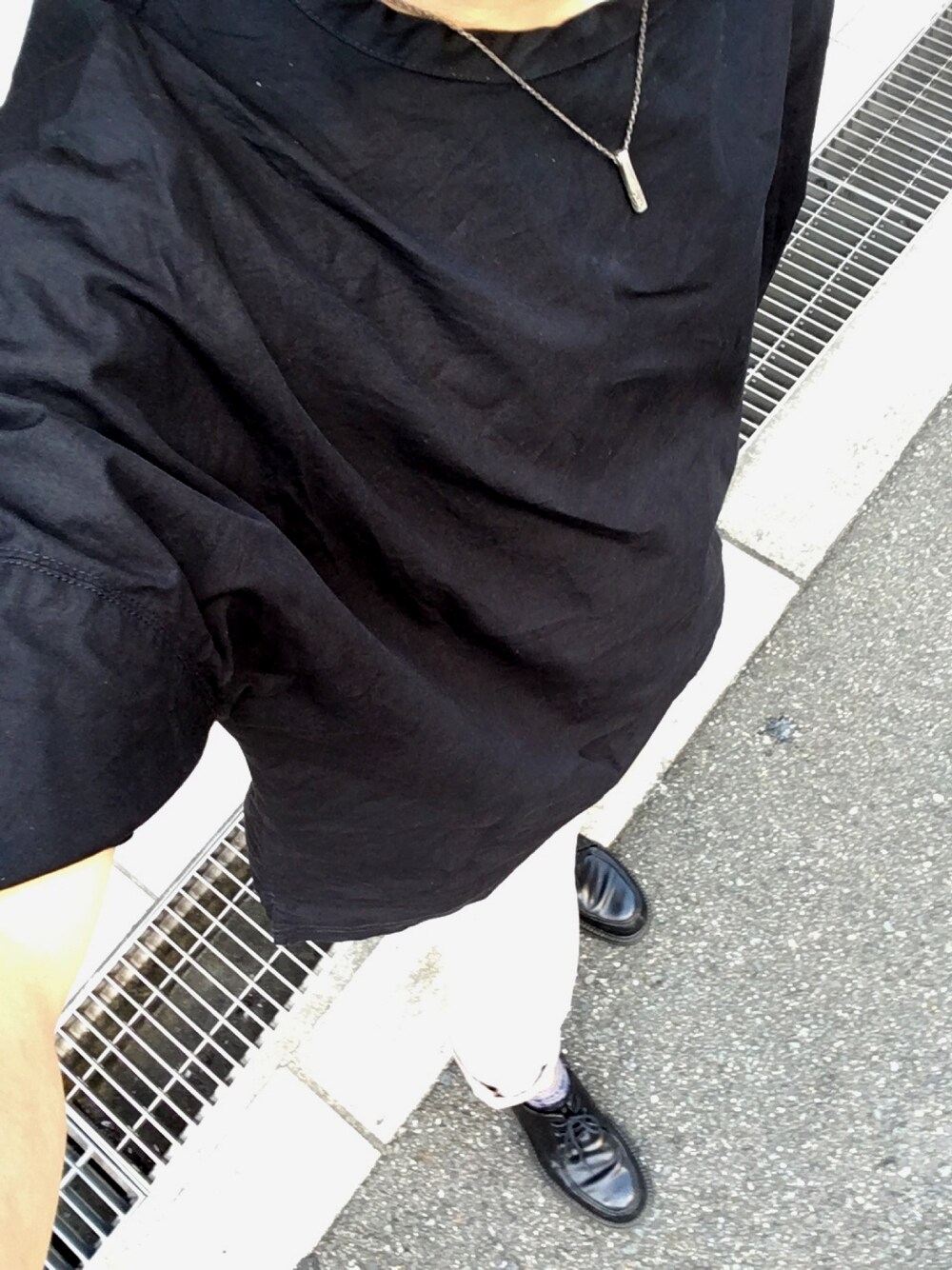 「BASISBROEKのアイテム（Tシャツ/カットソー、ブラック系）」を使った、MINOさん（メンズ・165cm）の夏コーディネートの1枚目の写真
