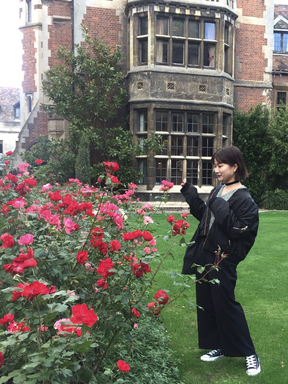 「MA-1、ZARA、Vネック、秋のコーデ、UK、Cambridge、ケンブリッジ、イギリス」｜「Me%のベロアテープチョーカー 731684（チョーカー、ブラック系）」を使った、原田まなつさん（レディース・152cm）の秋コーディネートの1枚目の写真
