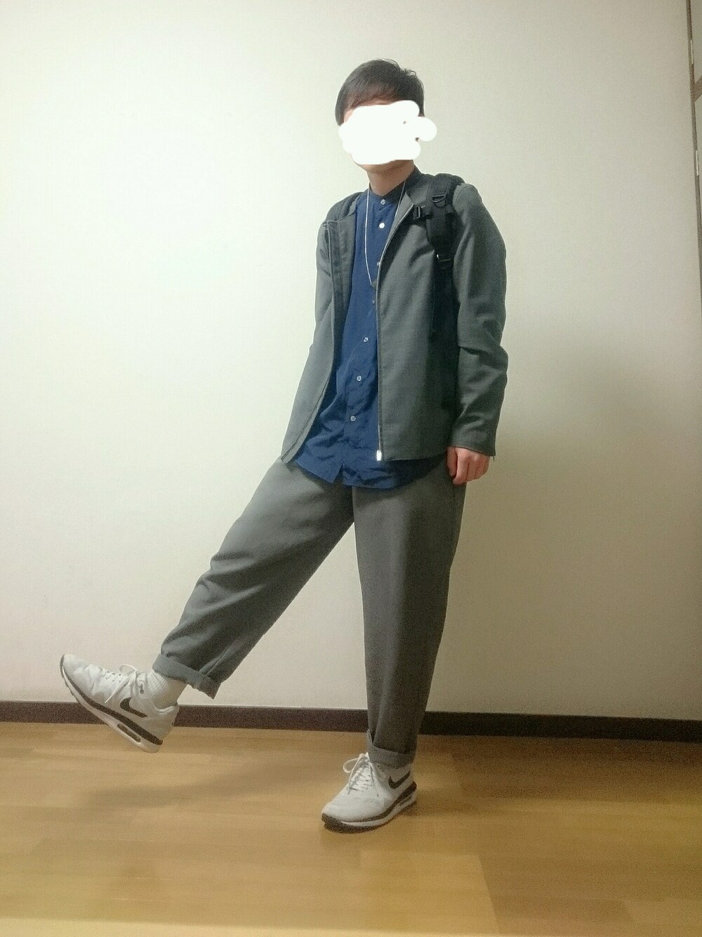 「セットアップ、グレー、ユニクロ、キレイめ、ストリートMIX、古着、ノーカラー、NIKE、スラックス、古着MIX」｜「NIKEのエアマックス ルナ1/古着（シューズ、グレー系）」を使った、マッキーさん（メンズ・161cm）の冬コーディネートの1枚目の写真