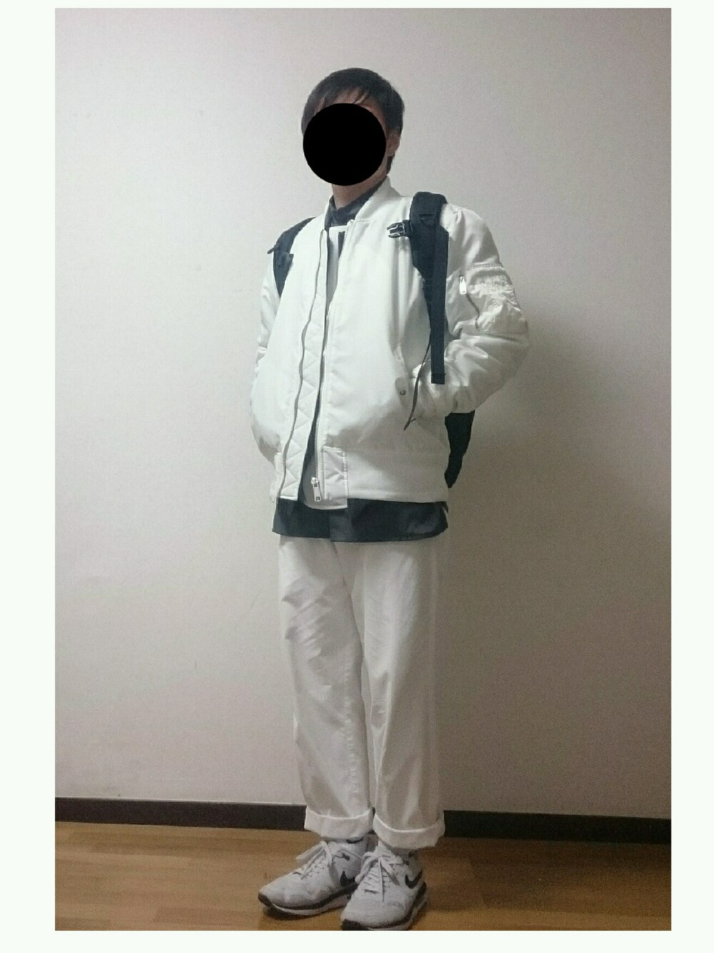 「オールホワイト、MA-1、リュック、ノーカラー、冬、古着、ナイキ、レイヤード、スニーカー、スタンドカラー」｜「GREGORYのバックパック（バッグ、ブラック系）」を使った、マッキーさん（メンズ・161cm）の冬コーディネートの1枚目の写真