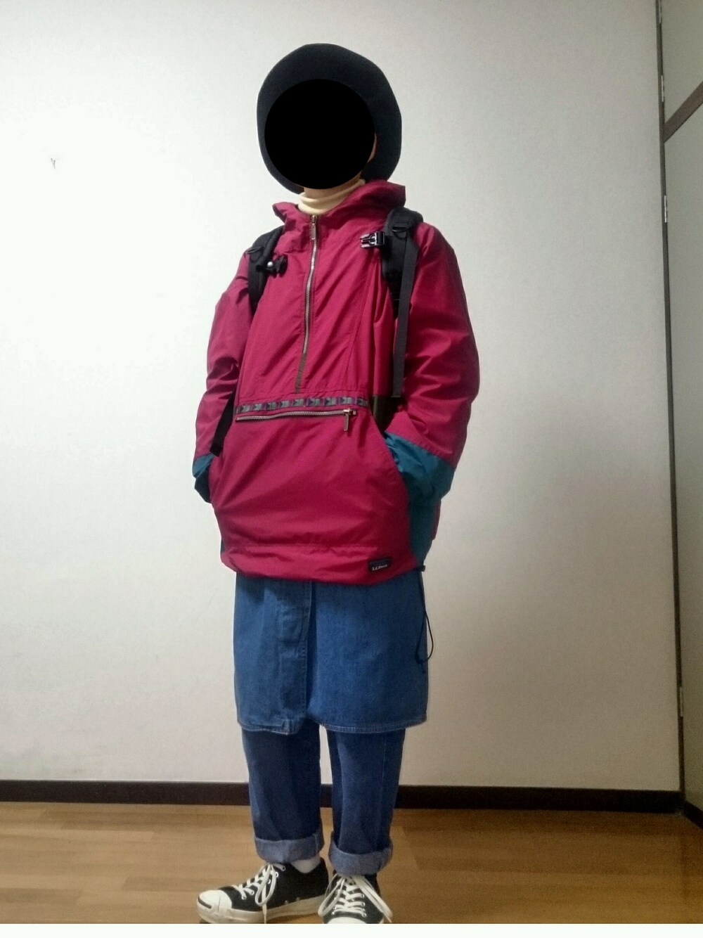 ベージュ系のトップス、レッド系のトップス、ブラック系のバッグを着用したメンズの冬コーディネートの1枚目の写真