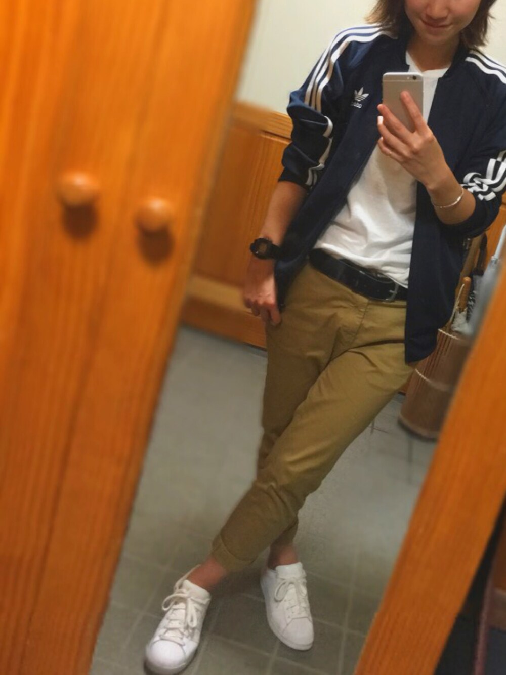 「休日スタイル、シンプルコーデ、大人カジュアル、雨の日コーデ、スポーツミックス、ジャージ、白Tシャツ、チノパン、adidas、TODAYFUL」｜「adidasのａｄｉｄａｓアディダス　ＳＳＴ　ＴＲＡＣＫ　ＴＯＰ（テーラードジャケット、ブルー系）」を使った、piさん（レディース・160cm）の秋コーディネートの1枚目の写真