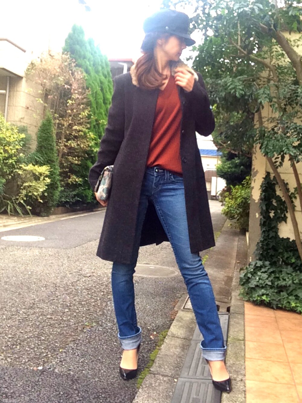 「denim、シンプルコーデ、オトナカジュアル、パンツスタイル、雨の日コーデ、UNIQLO、マリンキャップ、Vネックニット、11月WEAR秋冬ニットコーデ祭り、オトナ女子」｜「no brandのアイテム（キャスケット、ブラック系）」を使った、Erikoさん（レディース・165cm）の秋コーディネートの1枚目の写真