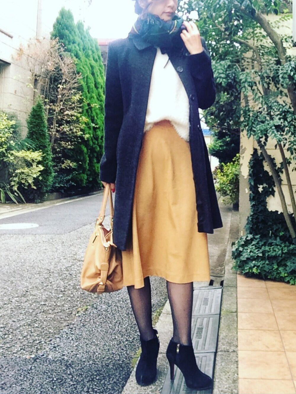 「キャメル、ニット、冬コーデ、UNIQLO、GU、タータンチェック、通勤コーデ、マフラーぐるぐる、ハイウエスト、オトナ女子」｜「no brandのアイテム（マフラー、グリーン系）」を使った、Erikoさん（レディース・165cm）の冬コーディネートの1枚目の写真
