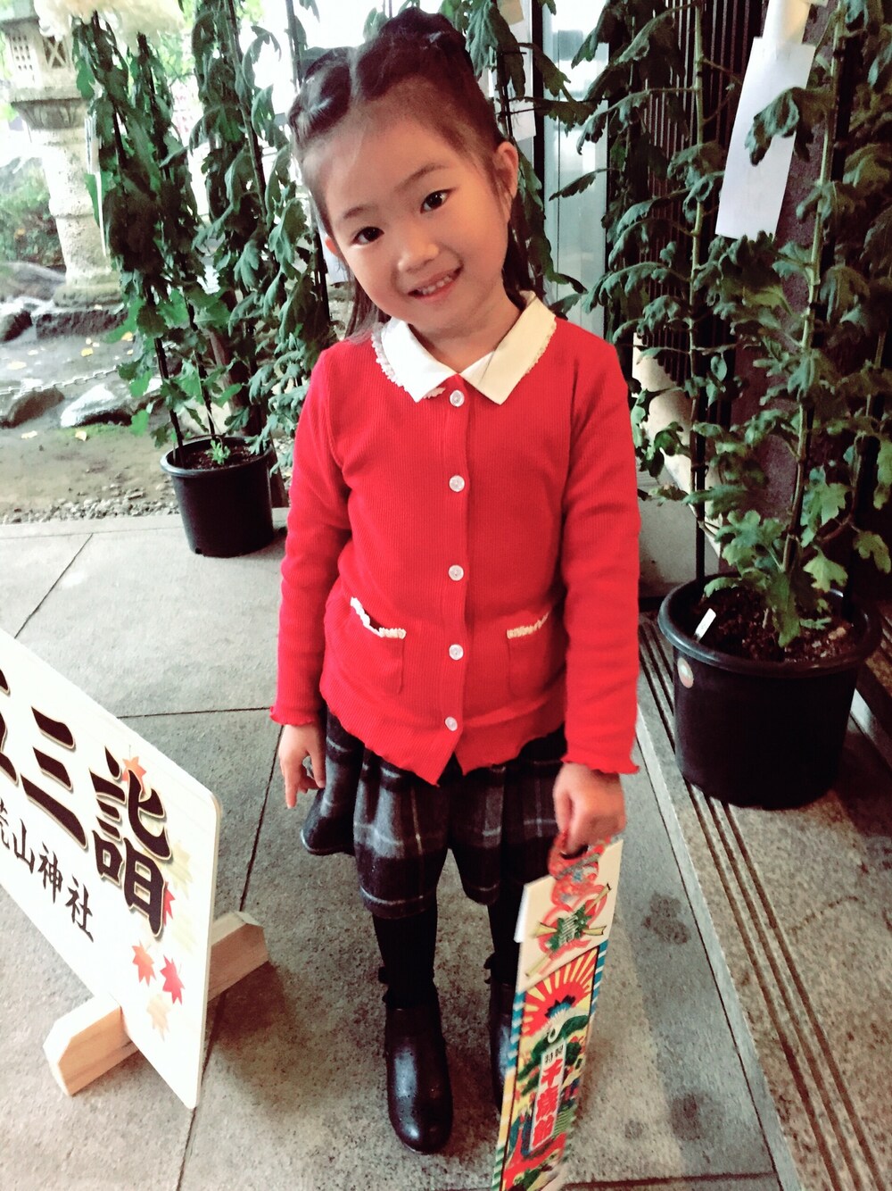 「七五三、7歳、女の子コーデ、ブーティ、千歳飴」｜「petit mainの白襟つき長袖Tシャツ（Tシャツ/カットソー、ブラック系）」を使った、teardropさん（キッズ・110cm）の秋コーディネートの1枚目の写真