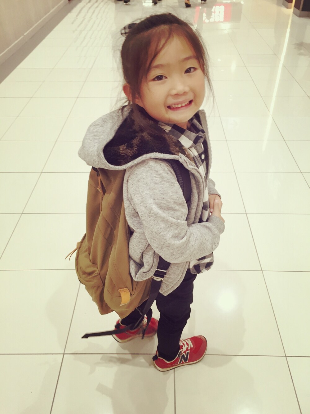 「UNIQLO、通学コーデ、mama's bag、モノトーン、女の子、マニッシュ、スキニーパンツ、fredrik packers」｜「MAISON DE REEFURの【Fredrik Packers】500D Day Pack（バックパック/リュック、ベージュ系）」を使った、teardropさん（キッズ・110cm）の秋コーディネートの1枚目の写真