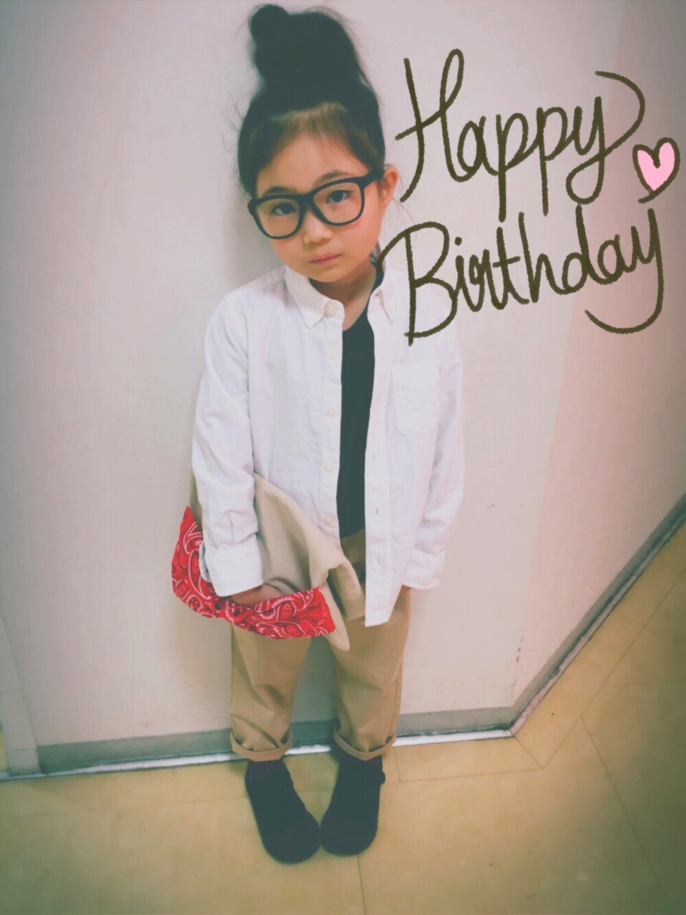 「キッズファッション、7歳、誕生日、めがね、クラッチバッグ、おだんごヘアー、休日スタイル、女の子」｜「無印良品のアイテム（シャツ/ブラウス、ホワイト系）」を使った、teardropさん（キッズ・110cm）の春コーディネートの1枚目の写真