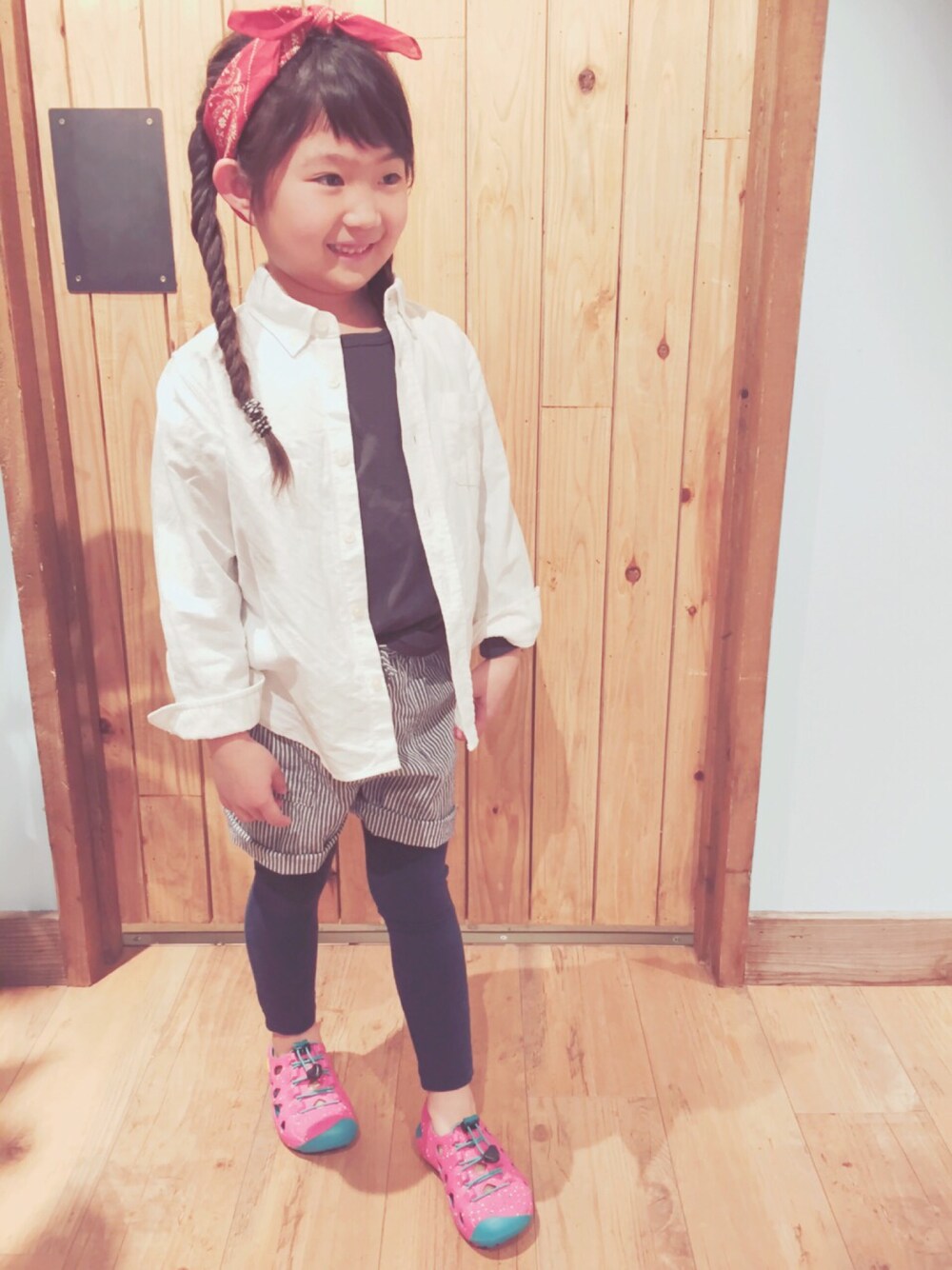 「白シャツ、バンダナ、keen、kids、女の子、シャツスタイル」｜「無印良品のアイテム（シャツ/ブラウス、ホワイト系）」を使った、teardropさん（キッズ・110cm）の春コーディネートの1枚目の写真