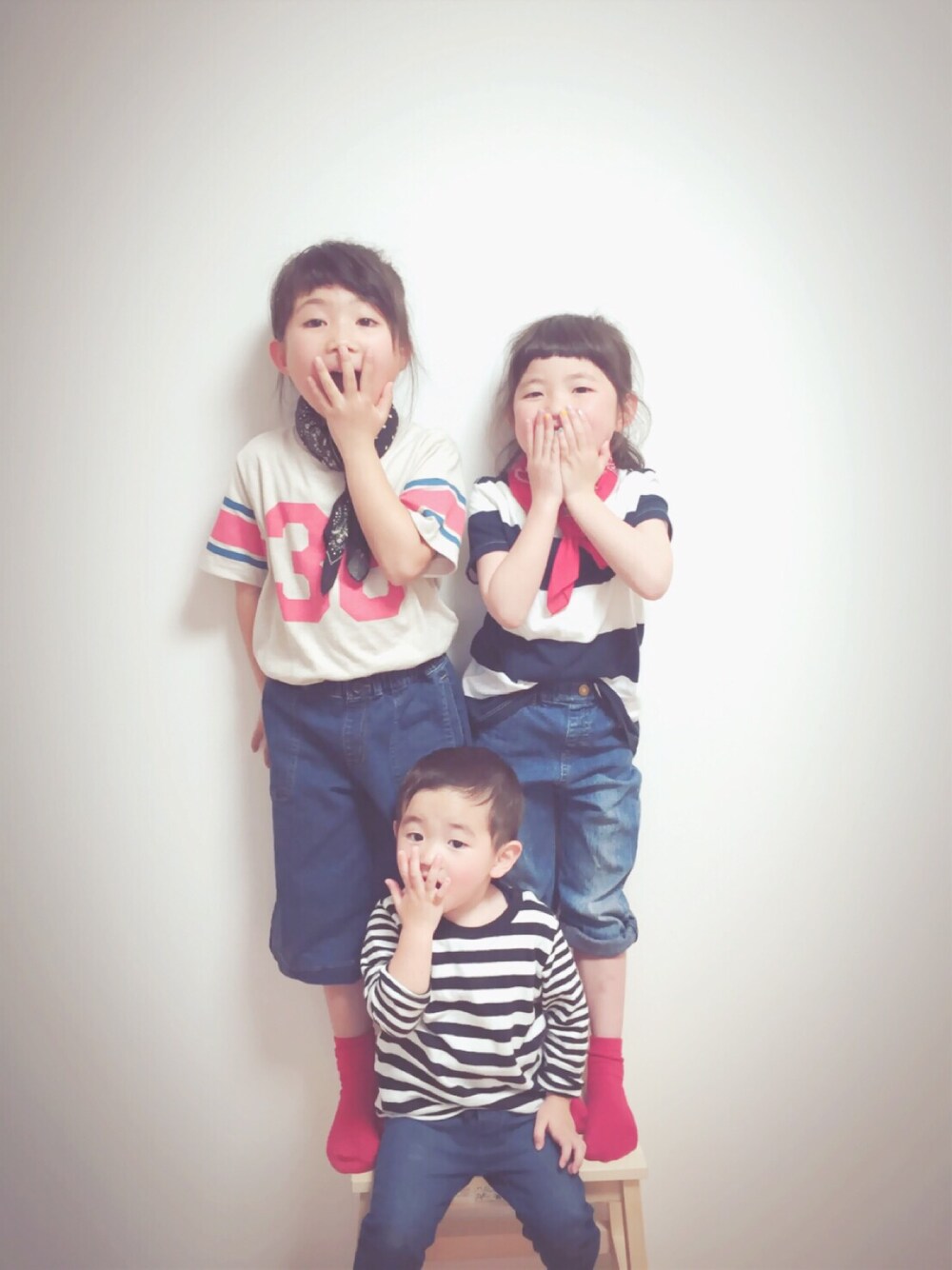 「kids、リンクコーデ、バンダナ、赤い靴下、デニム、おんなのこ、おとこのこ、7歳、5歳、2歳」｜「OLD NAVYのアイテム（Tシャツ/カットソー、その他）」を使った、teardropさん（キッズ・110cm）の春コーディネートの1枚目の写真