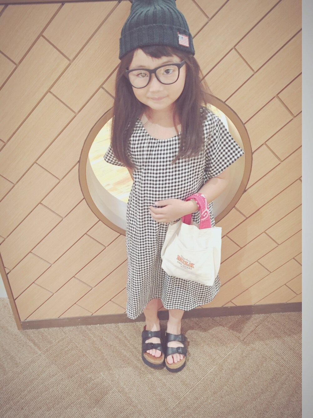 「キッズファッション、ニット帽、夏、ギンガムチェック、F.O.KIDS、めがね、休日スタイル」｜「F.O.KIDSのアイテム（ニットキャップ/ビーニー、グレー系）」を使った、teardropさん（キッズ・110cm）の夏コーディネートの1枚目の写真