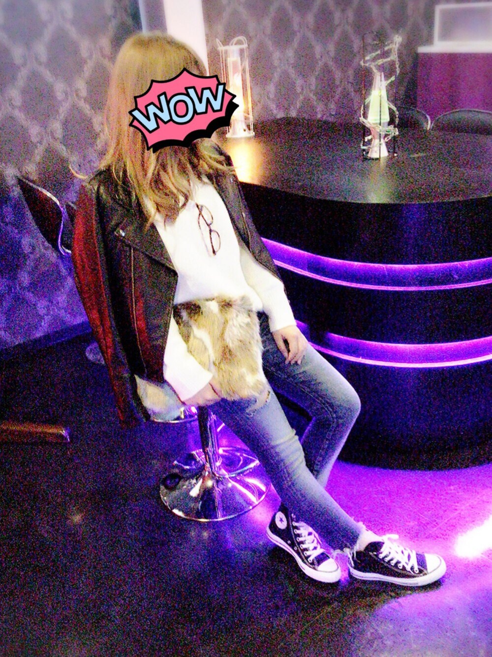 ブラック系のライダースジャケット、ブルー系のデニムパンツ、ブラック系のスニーカーを着用したレディースの秋コーディネートの1枚目の写真