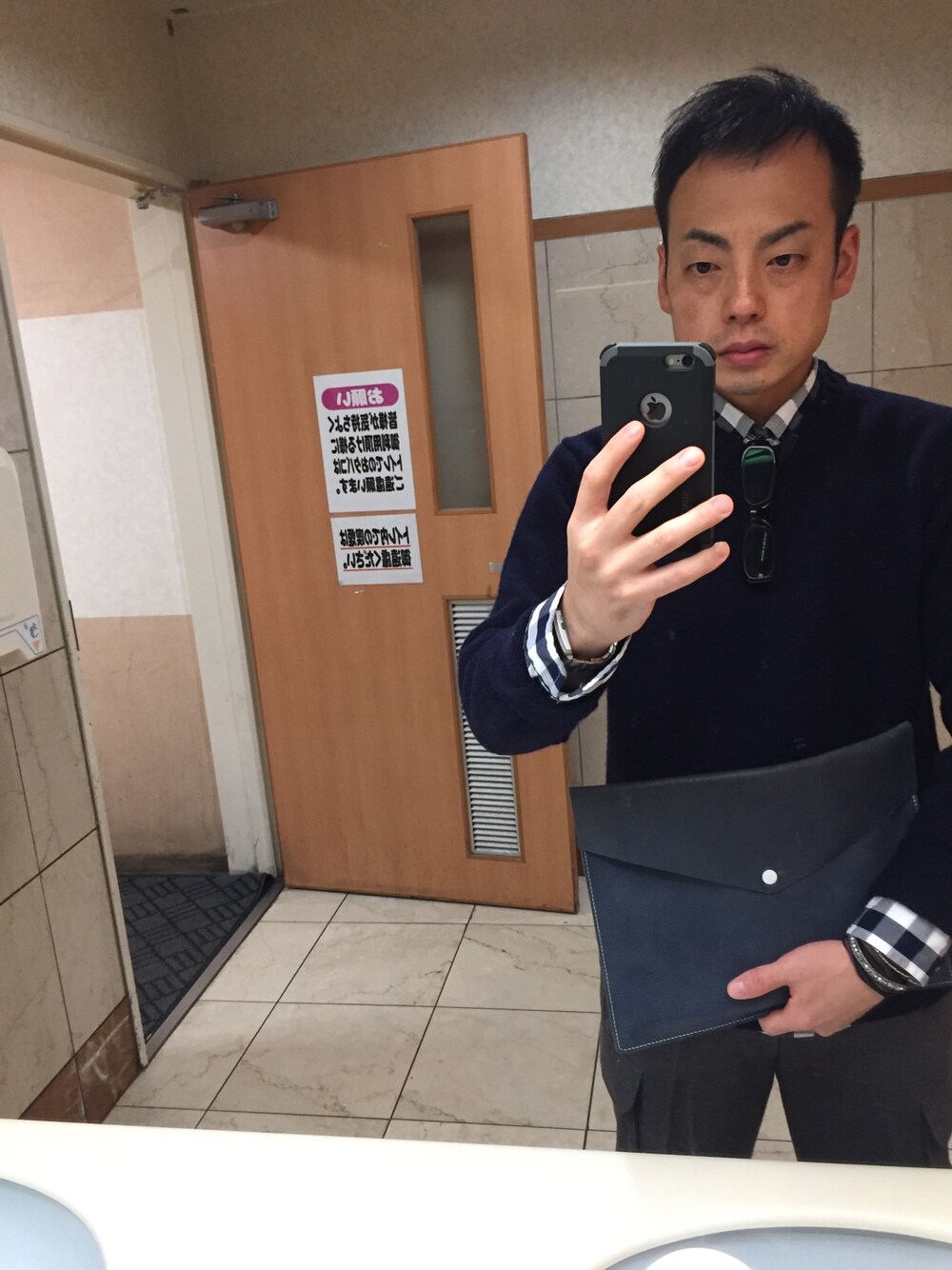 ブルー系のクラッチバッグを着用したメンズの秋コーディネートの1枚目の写真