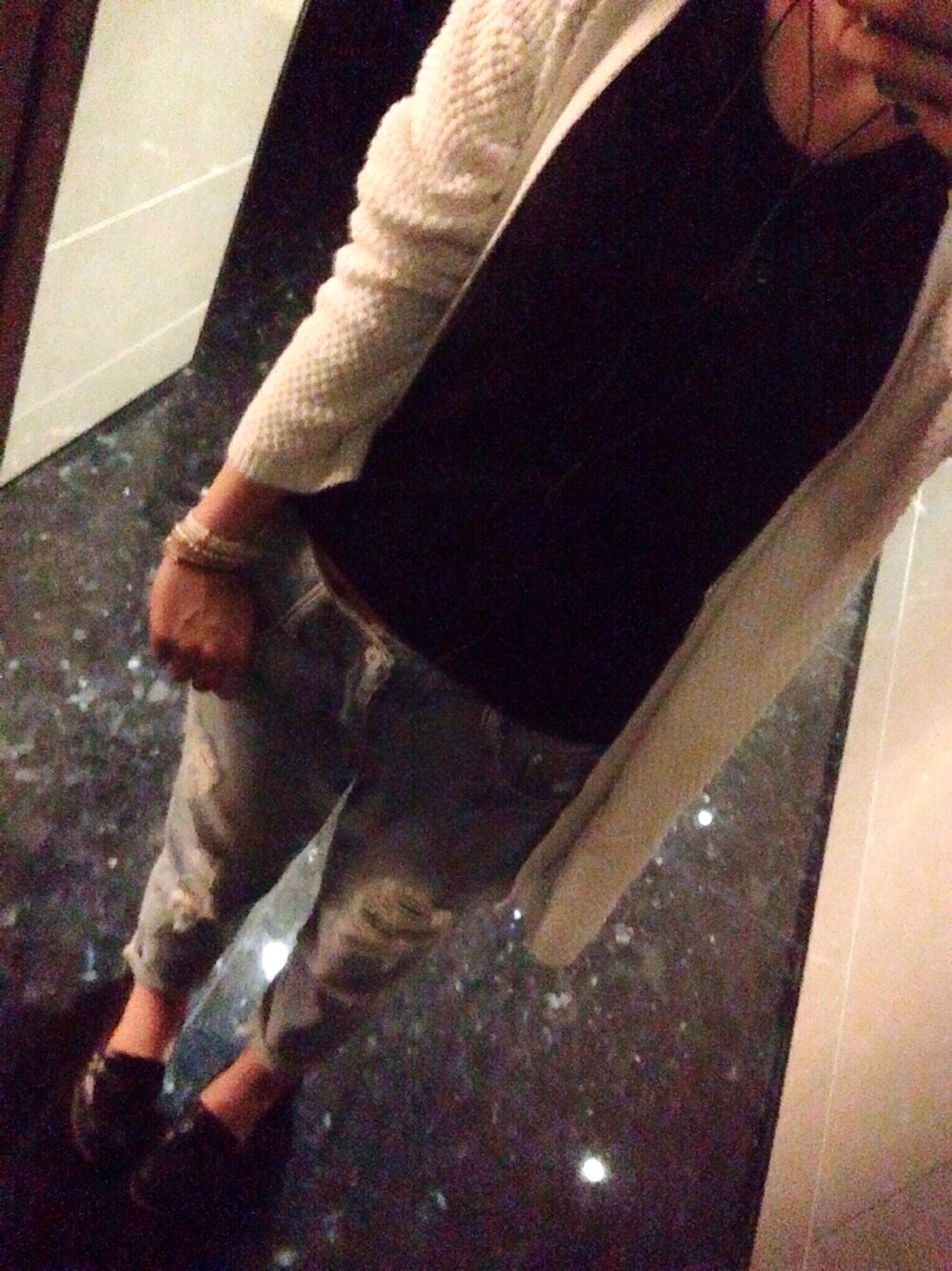 「leisurewear、Boyfriend Jeans、simple、Tshirts、knit、leathershoes」｜「stradivariusのアイテム（その他アウター、ホワイト系）」を使った、Manningさん（レディース・157cm）の秋コーディネートの1枚目の写真