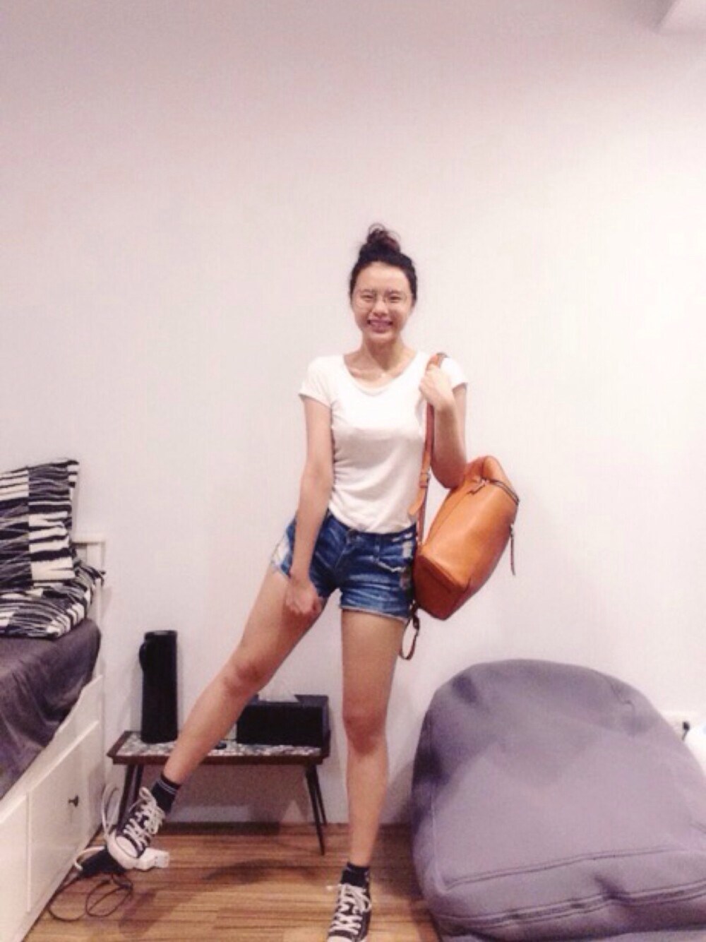 「bun、お団子ヘアー、Tshirts、shorts、converse」｜「stradivariusのアイテム（Tシャツ/カットソー、ホワイト系）」を使った、Manningさん（レディース・157cm）の春コーディネートの1枚目の写真