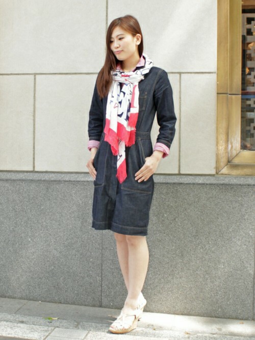 「デニム、シンプル、スカーフ、大人カジュアル、デニムワンピース、春コーデ、TOMMY HILFIGER」｜「TOMMY HILFIGERのDRESS CATHLEEN（ワンピース、その他）」を使った、kyanaさん（レディース・163cm）の春コーディネートの1枚目の写真