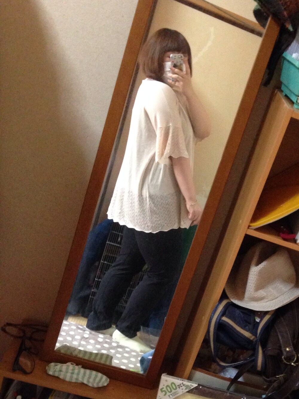 ホワイト系のニット/セーター、レッド系のスニーカーを着用したレディースの春コーディネートの1枚目の写真