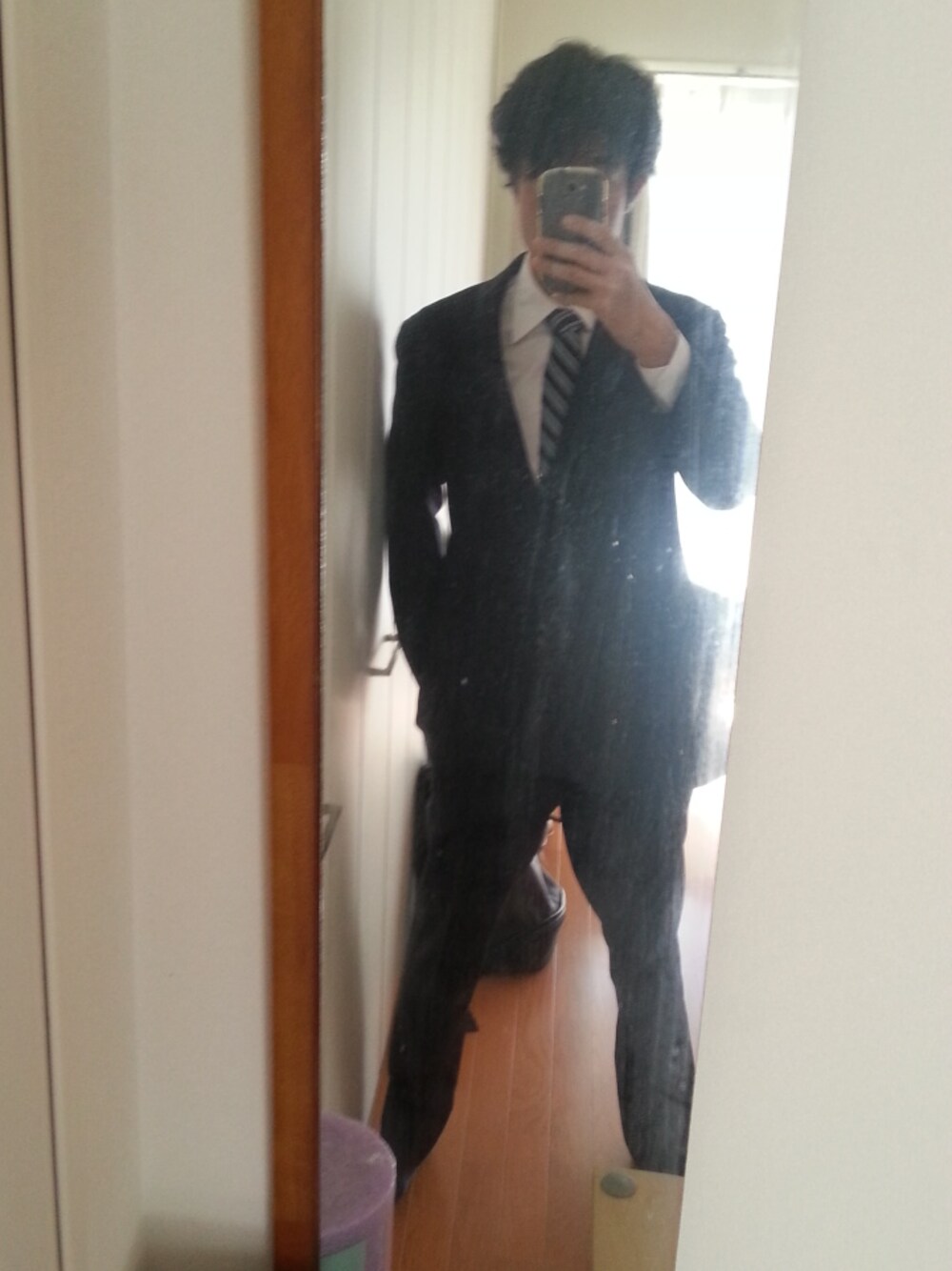 「THE SUIT COMPANYの仕事用スーツ（セットアップ、ブルー系）」を使った、ルゲシノ・キマさん（メンズ・181cm）の秋コーディネートの1枚目の写真