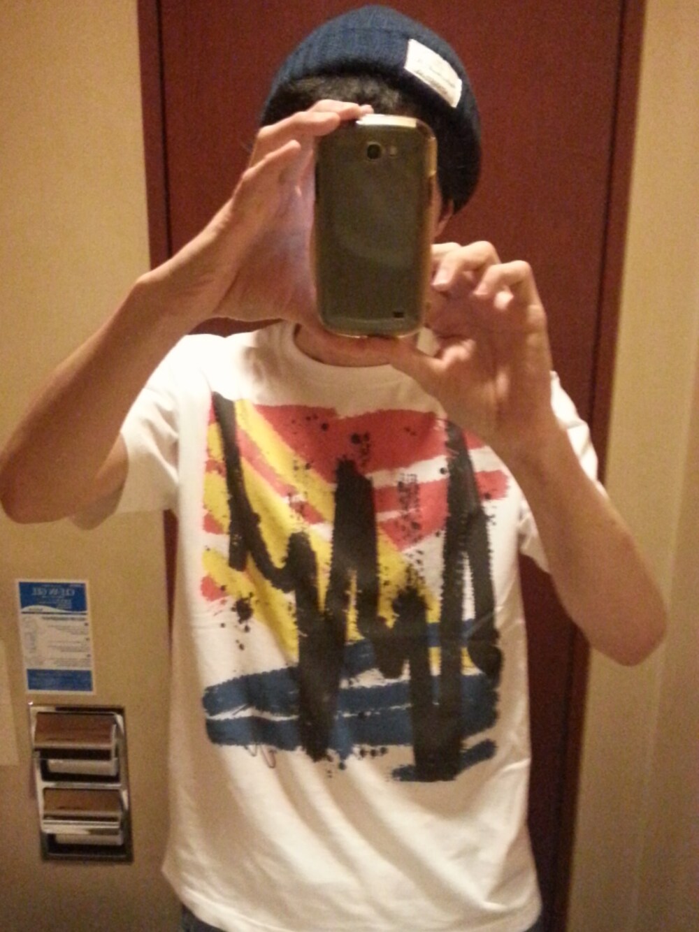 「Tシャツ、UNIQLO、Tシャツスタイル、プチプラ、UT、Tシャツ 白」｜「UNIQLOのUT（Tシャツ/カットソー、ホワイト系）」を使った、ルゲシノ・キマさん（メンズ・181cm）の秋コーディネートの1枚目の写真