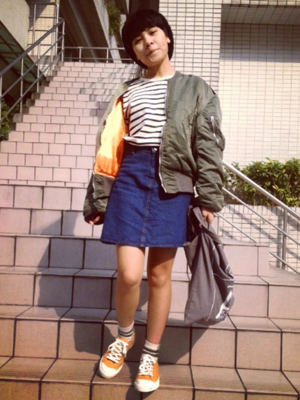 「UNIQLOのアイテム（Tシャツ/カットソー、ホワイト系）」を使った、Leslieさん（レディース・153cm）の冬コーディネートの1枚目の写真