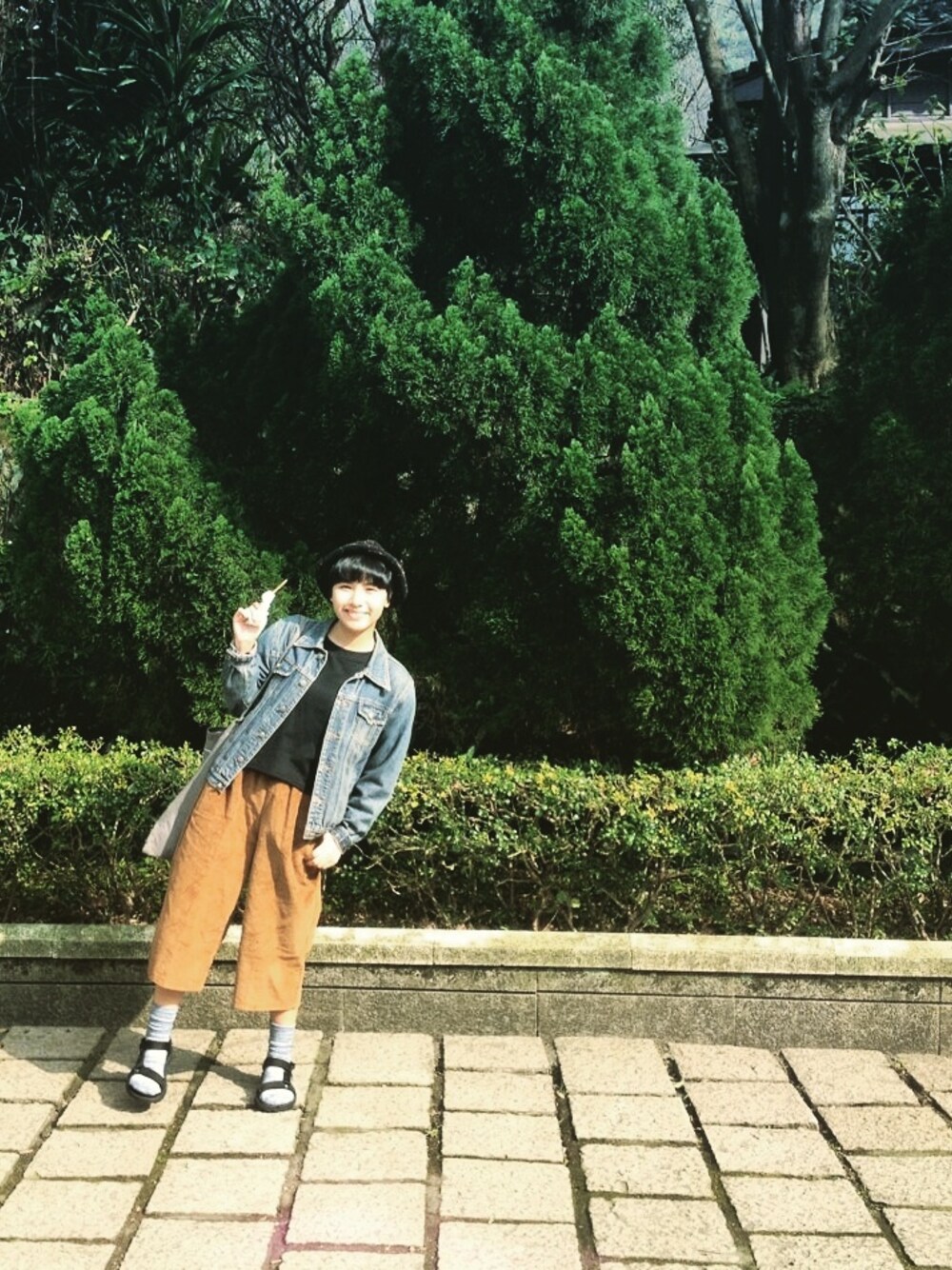 「媽媽的のアイテム（デニムジャケット、ブルー系）」を使った、Leslieさん（レディース・153cm）の冬コーディネートの1枚目の写真