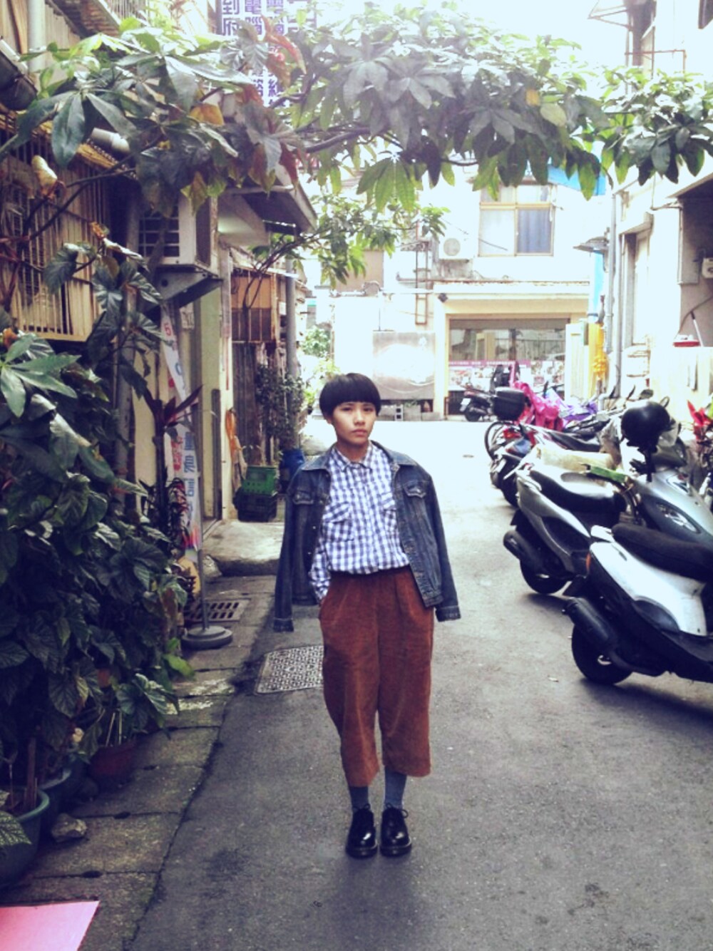 「planetのアイテム（チノパンツ、ブラウン系）」を使った、Leslieさん（レディース・153cm）の春コーディネートの1枚目の写真