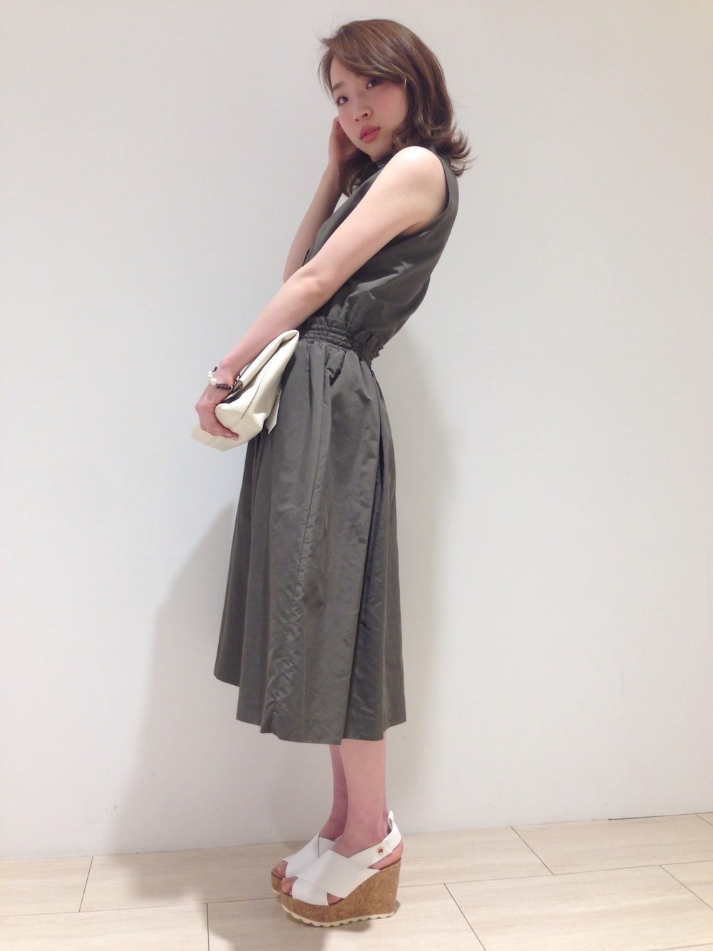 その他のワンピース/ドレス、ホワイト系のサンダル、ホワイト系のクラッチバッグを着用したレディースの春コーディネートの1枚目の写真