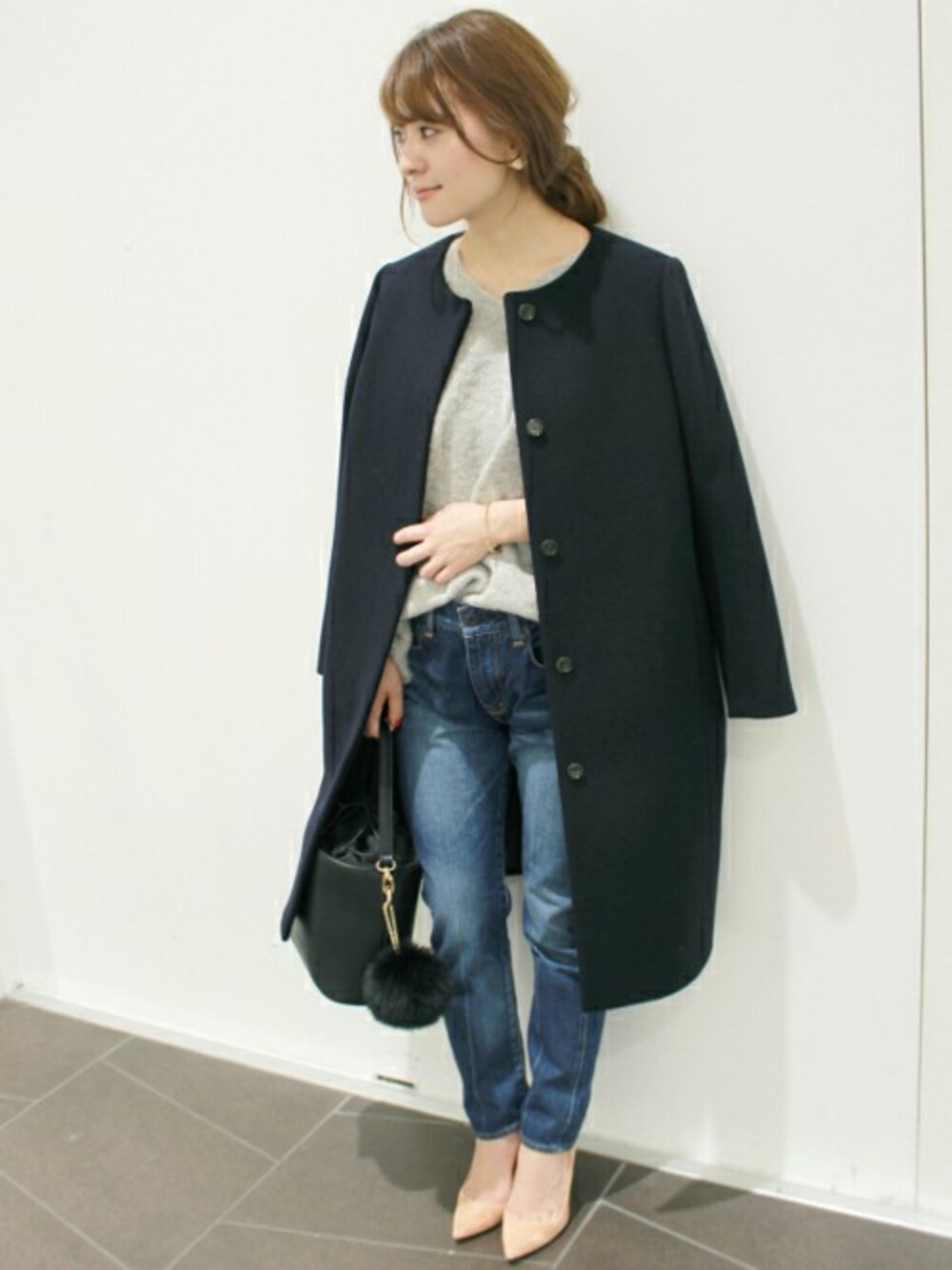 ブルー系のその他アウター、ブルー系のデニムパンツ、ブラック系のショルダーバッグを着用したレディースの冬コーディネートの1枚目の写真